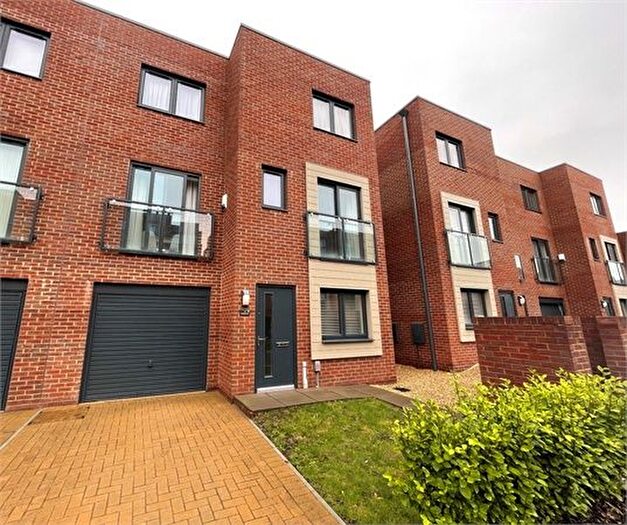 3 Bedroom Town House To Rent In Starling Street, Swansea, SA1