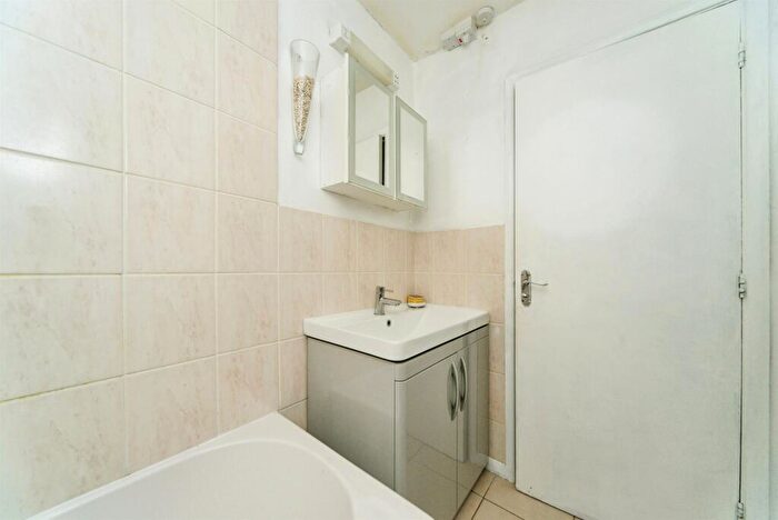 2 Bedroom Flat For Sale In Grassington Road, Eastbourne, BN20
