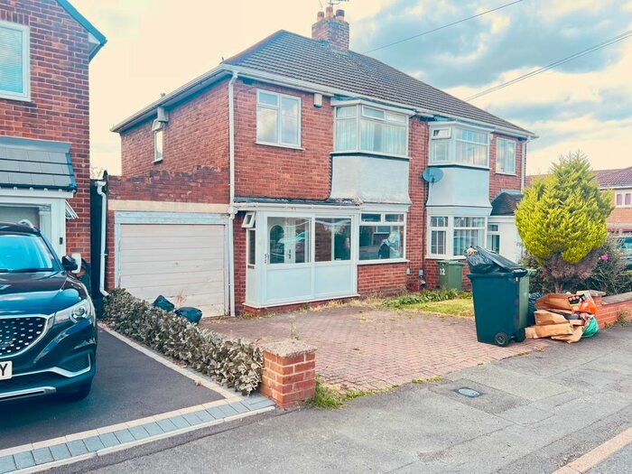 3 Bedroom Semi-Detached House To Rent In Roundhills Road, Halesowen, B62