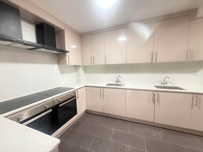 6 Bedroom Detached House To Rent In Gaveston Road, Slough, SL2