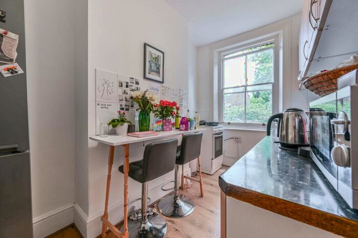 3 Bedroom Flat To Rent In Brook Drive, Kennington, London, SE11