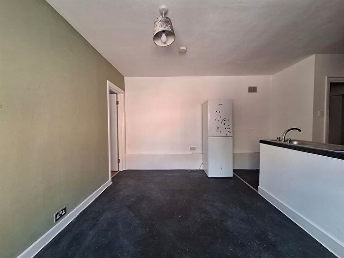 2 Bedroom Bungalow To Rent In Park Lane, Hornchurch, RM11