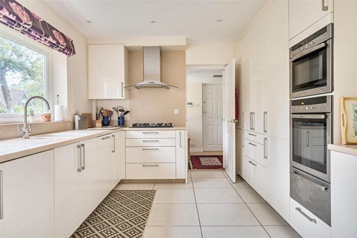 5 Bedroom Detached House For Sale In Edgcumbe Park Drive Crowthorne, Berkshire, RG45