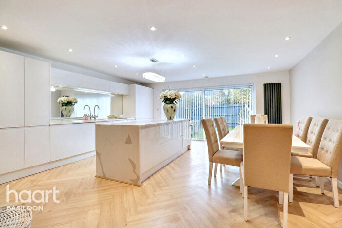 4 Bedroom Town House For Sale In School Avenue, Dunton Fields - Garage To Rear!, SS15