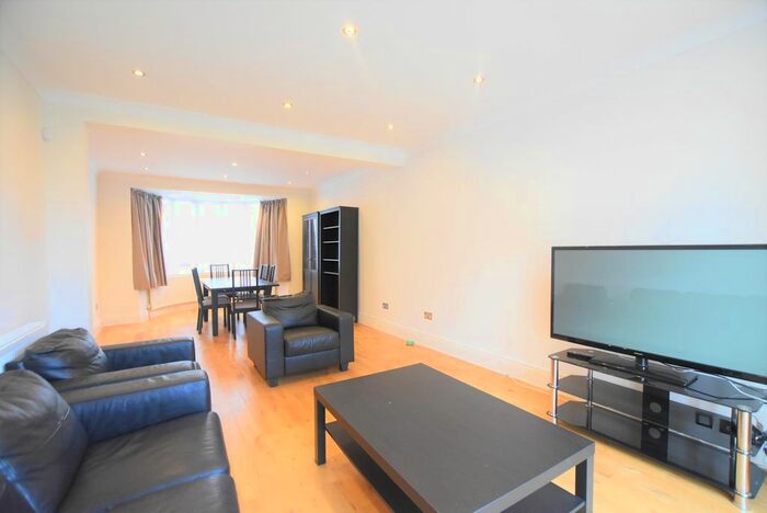 4 Bedroom Semi-Detached House To Rent In Linkside, West Finchley, London, N12