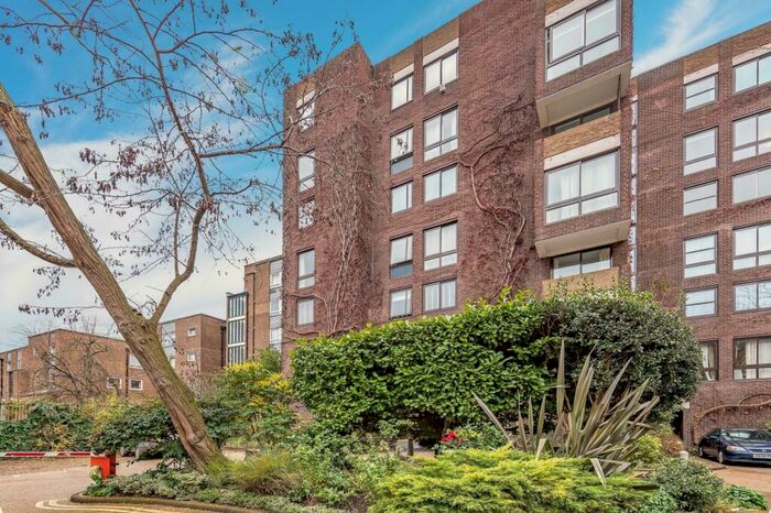 2 Bedroom Flat To Rent In Vicarage Crescent, Battersea, SW11