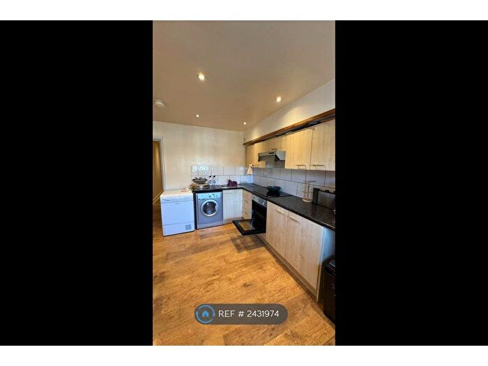 2 Bedroom Flat To Rent In Kelso Heights, Leeds, LS3