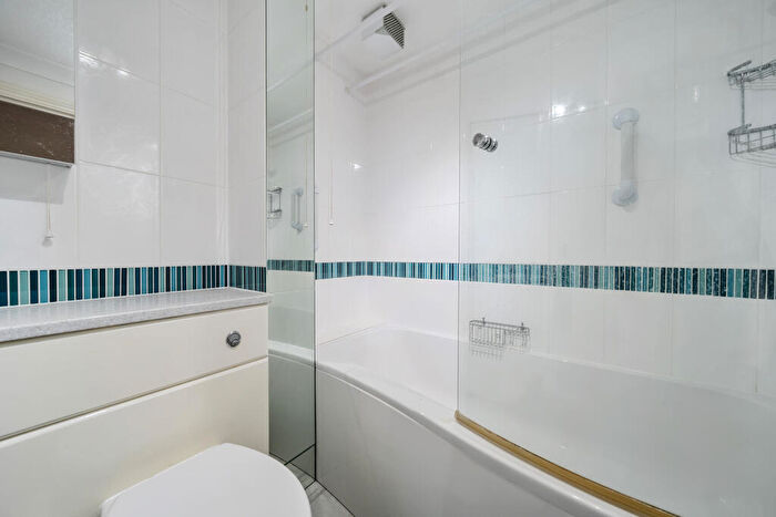 2 Bedroom Apartment For Sale In Waterside Court, Alton, Hampshire, GU34