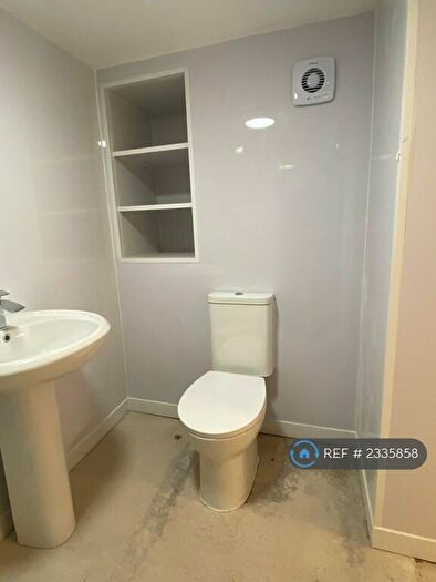 2 Bedroom Flat To Rent In Hathersage Road, Manchester, M13