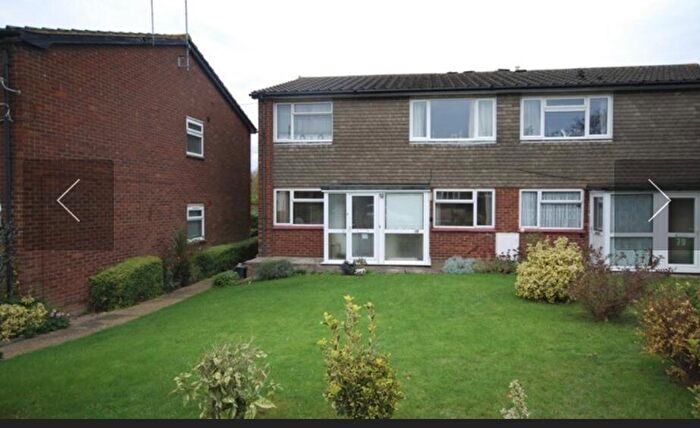 2 Bedroom Maisonette For Sale In St Annes Road, London Colney, AL2