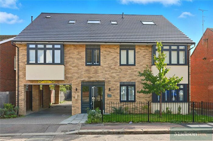3 Bedroom Apartment For Sale In West Grove, Woodford Green, IG8