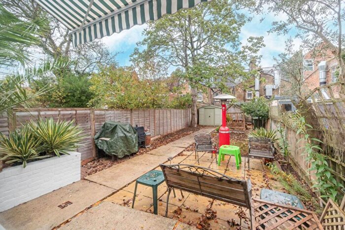 1 Bedroom Flat For Sale In Hoveden Road, Mapesbury Conservation Area, Willesden Green, NW2