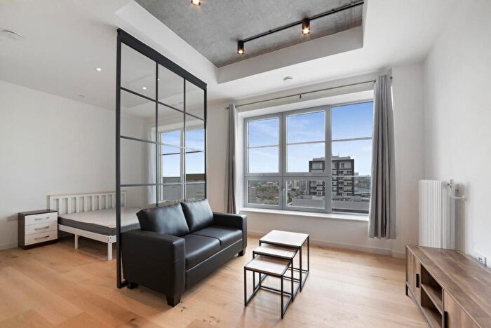 Apartment To Rent In Douglas Tower, Goodluck Hope, London, E14