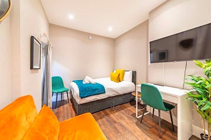 Flat To Rent In Eaton Place -, RL00