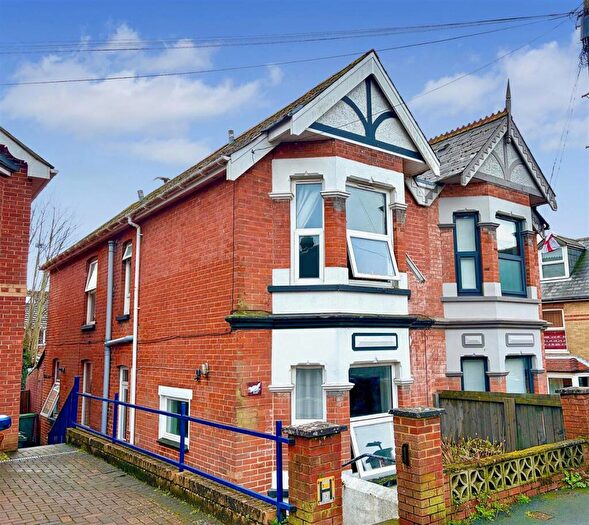 3 Bedroom Semi Detached House For Sale In Oakfield Road, East Cowes, PO32