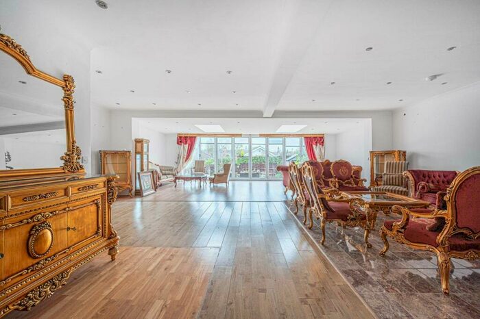 4 Bedroom Detached House To Rent In Park Road, Cockfosters, Barnet, EN4