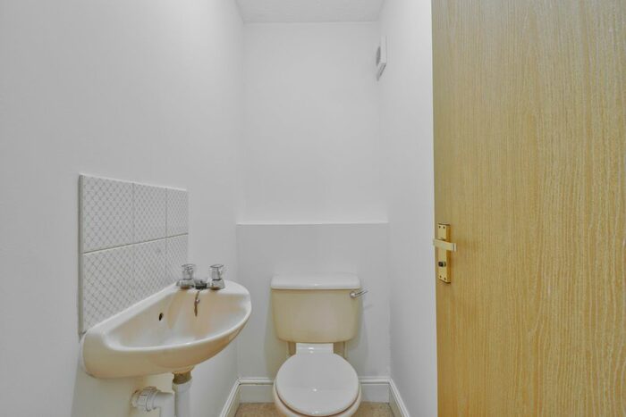 1 Bedroom Flat To Rent In Waterslade, Elm Road, Redhill, RH1