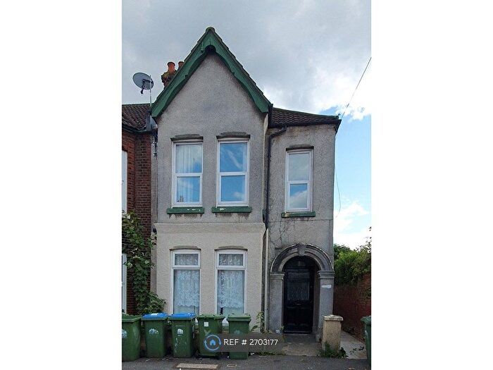 3 Bedroom Flat To Rent In Portswood, Southampton, SO17