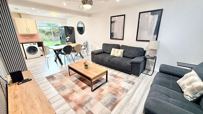 3 Bedroom Semi-detached House To Rent In Kingsash Drive, Hayes, UB4