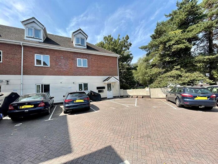1 Bedroom Flat To Rent In Lower Blandford Road, Broadstone, BH18
