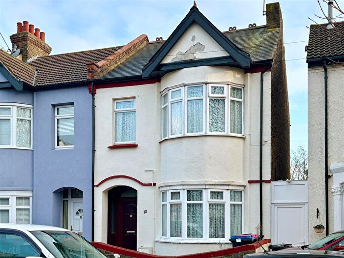 3 Bedroom End Of Terrace House For Sale In Priory Avenue, Southend-On-Sea, SS2