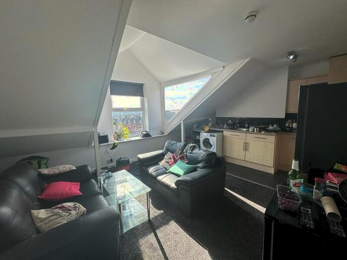4 Bedroom Flat To Rent In Chestnut Avenue, Hyde Park, Leeds, LS6