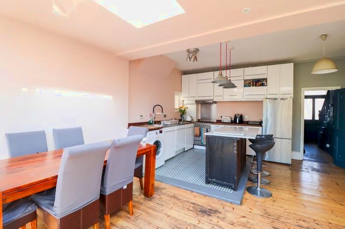 4 Bedroom Semi-Detached House To Rent In St. Johns Road, Westcliff-On-Sea, SS0