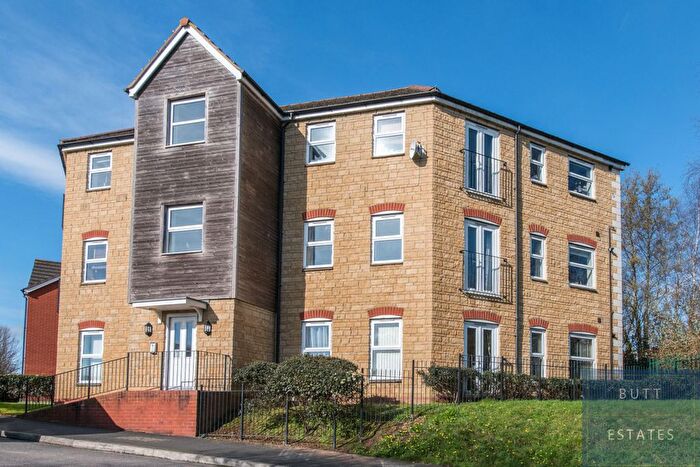 2 Bedroom Flat For Sale In Chaucer Grove, Exeter, EX4