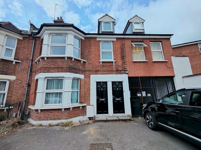 2 Bedroom Flat To Rent In Martins Road, Shortlands, Bromley, BR2
