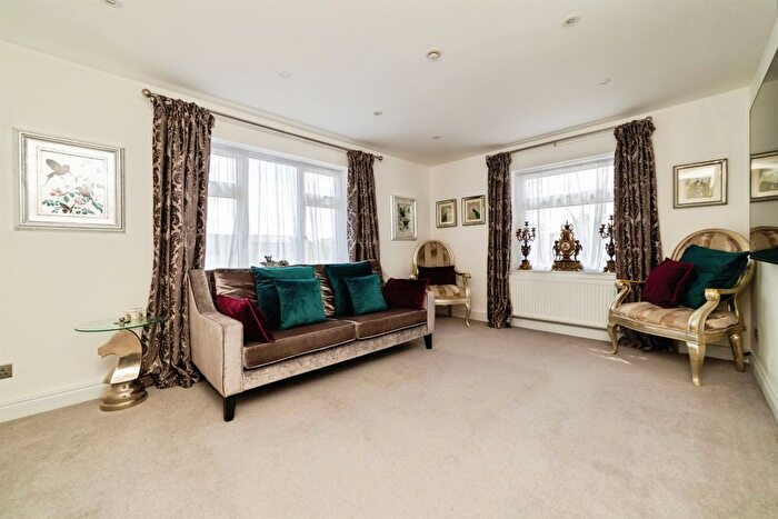 2 Bedroom Flat For Sale In Upper Maylins, Letchworth Garden City, SG6