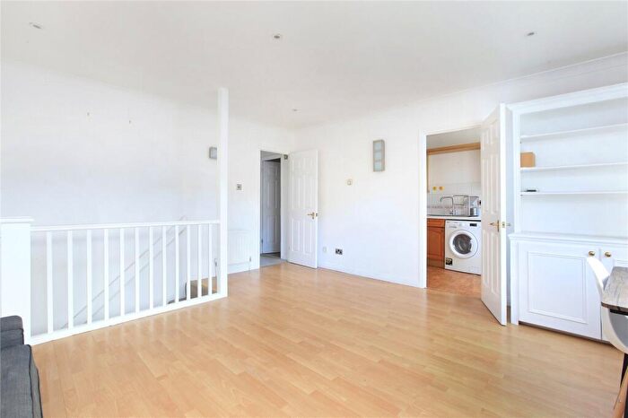 1 Bedroom Flat For Sale In Hertford Court, Falcon Road, SW11