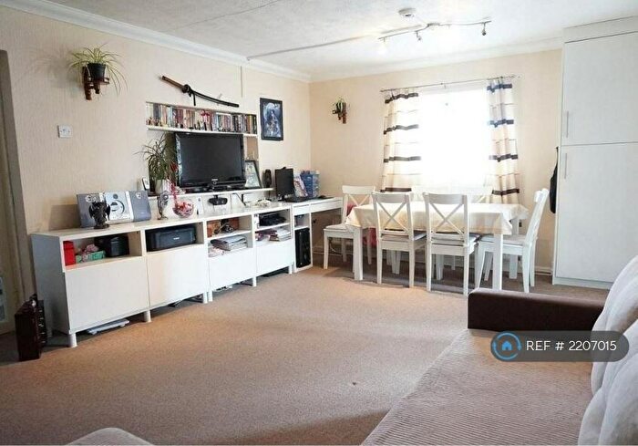 3 Bedroom Flat To Rent In The Square, Pennington, Lymington, SO41