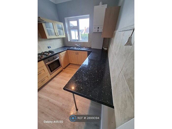 2 Bedroom Flat To Rent In Oakleigh Park Drive, Leigh-On-Sea, SS9