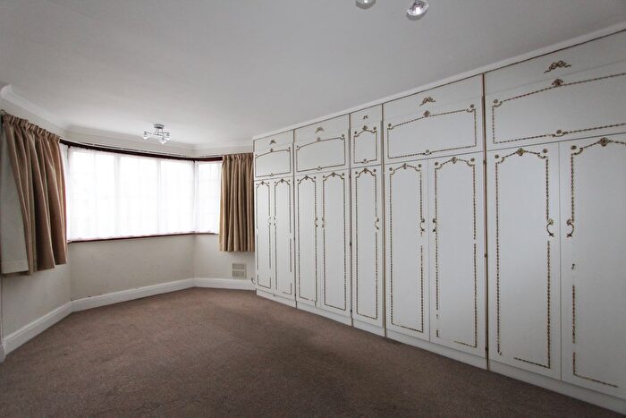 1 Bedroom Semi-Detached House To Rent In Western Avenue, London, NW11