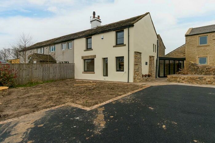 3 Bedroom Semi-Detached House For Sale In Greenfield Road, Holmfirth, HD9