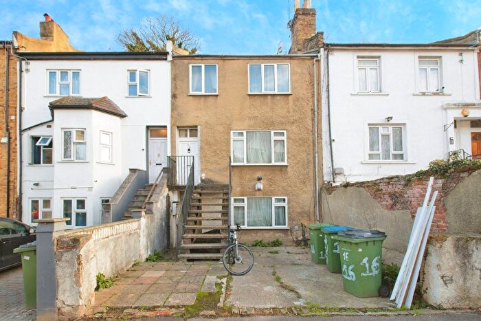 3 Bedroom Maisonette For Sale In Brookhill Road, London, SE18