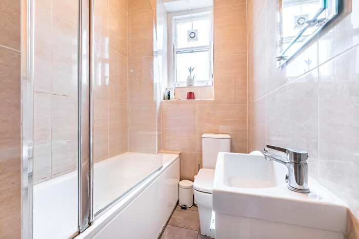 2 Bedroom Flat For Sale In Grove End Road, London, NW8