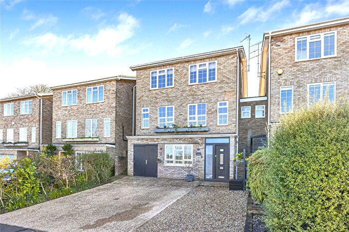 4 Bedroom Link Detached House For Sale In Haywards Close, RG9