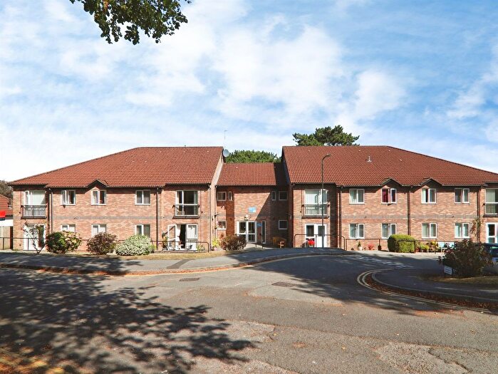 2 Bedroom Flat For Sale In Bronrhiw Fach, Caerphilly, CF83