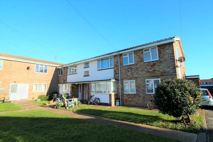 3 Bedroom Flat To Rent In Winsor Close, Hayling Island, PO11