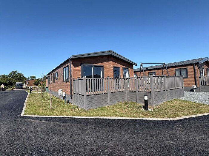 2 Bedroom Mobile/park Home For Sale In Oakwood Retreat Country Park, Newton On Derwent, York, YO41