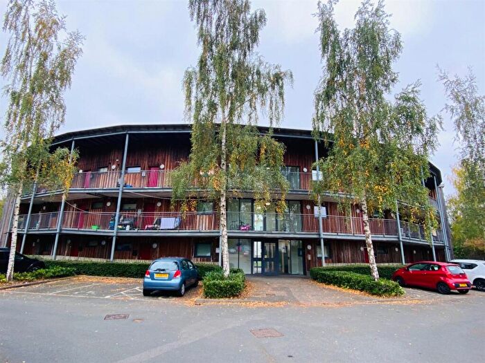 2 Bedroom Flat For Sale In Ridge Close, Huddersfield, HD4