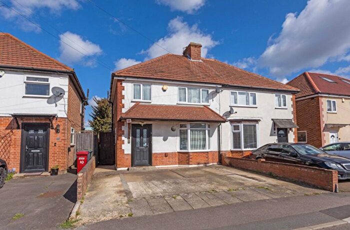 3 Bedroom Semi-Detached House For Sale In Meadfield Avenue, Langley, SL3