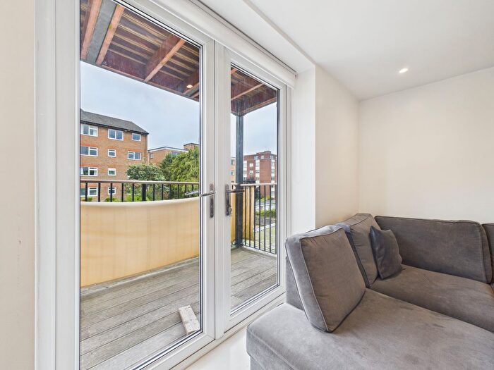 2 Bedroom Flat To Rent In A Manor Grove, Beckenham, Kent, BR3