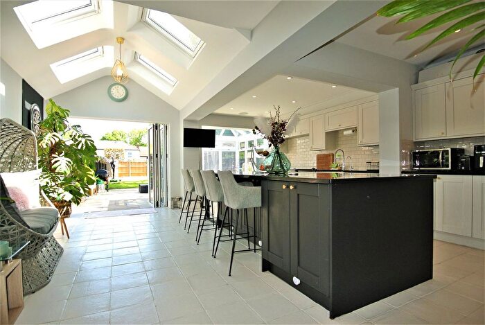 5 Bedroom Detached House To Rent In Alexandra Road, Addlestone, KT15