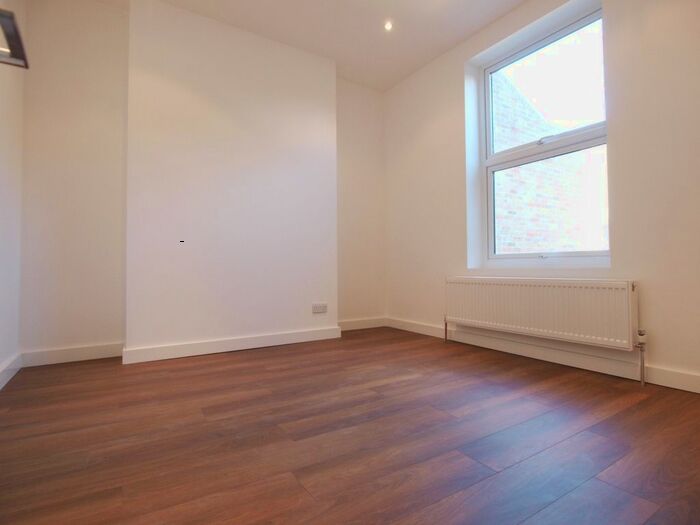 1 Bedroom Flat To Rent In Coningham Road, Shepherds Bush, W12
