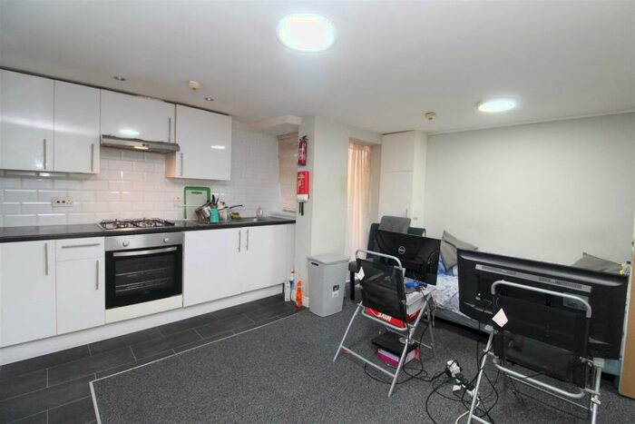 2 Bedroom Flat To Rent In Lower Cathedral Road, Cardiff, CF11