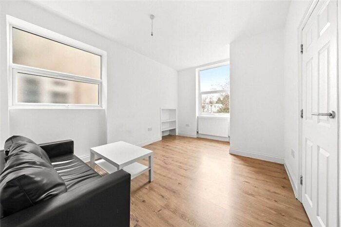 2 Bedroom Flat To Rent In Golders Way, Golders Green, London, NW11