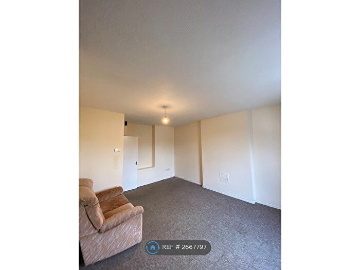 2 Bedroom Flat To Rent In Parade Road, Carmarthen, SA31