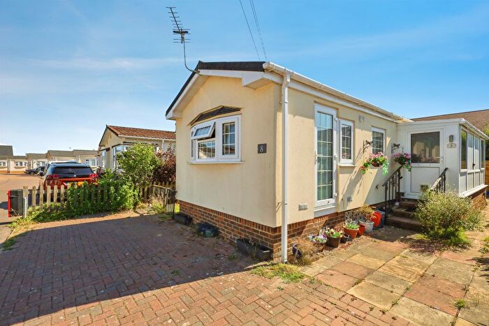 2 Bedroom Mobile/park Home For Sale In New Road, Hellingly, Hailsham, BN27